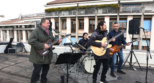 Come i Beatles, ma a Treviso: suonano sopra il tetto di piazza Borsa