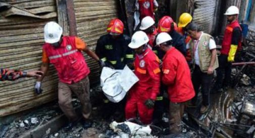 Inferno di fiamme in Bangladesh, oltre 80 morti