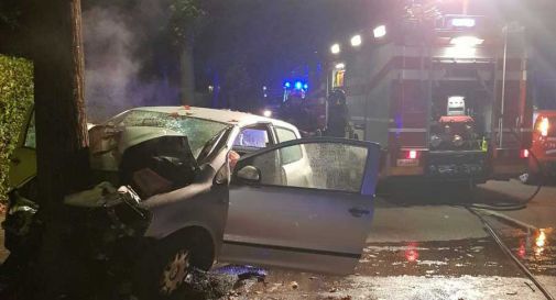 24enne esce di strada, si schianta contro un albero e l'auto prende fuoco