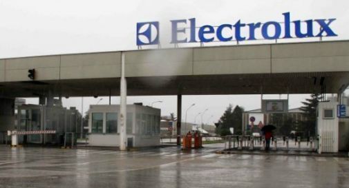 Incastrato con la mano durante la manutenzione in Electrolux: lacerazione e frattura