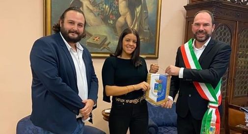 L'assessore allo sport Enrico Maria Pavan e il sindaco Davide Bortolato con la giovane campionessa italiana Giorgia Gosetto