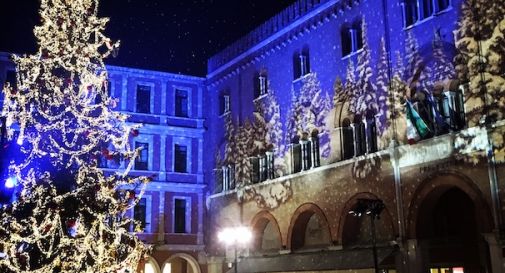 Notizie Natale.In Migliaia A Treviso Per L Accensione Dell Albero Di Natale Una Folla In Piazza Dei Signori Oggi Treviso News Il Quotidiano Con Le Notizie Di Treviso E Provincia Oggitreviso