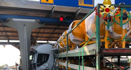 Tir si schianta al casello dell'autostrada