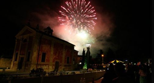 Il maltempo non ferma i fuochi: folla alla Sagra di Sant’Augusta