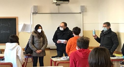 Gli Assessori e il Sindaco consegnano le 801 bottiglie in alluminio alle scuole primarie e secondarie di Casier e Dosson