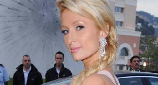 Paris Hilton perde anello di diamanti. Pompiere lo trova e ...