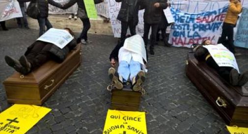 Un 'funerale' in Piazza Montecitorio contro 160 licenziamenti,