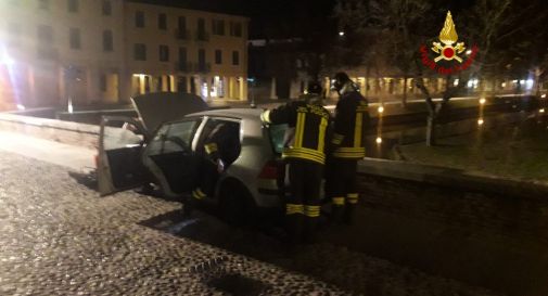 Accende una sigaretta, l’auto s’incendia: in ospedale con gravi ustioni