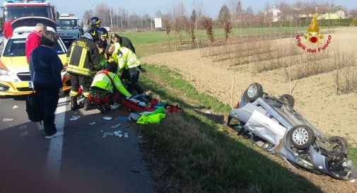 Esce di strada e finisce nel fossato ruote all'aria