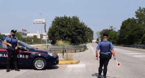 Non si fermano all’alt dei Carabinieri ma lo fermano dopo l’inseguimento: era senza patente, revisione e assicurazione