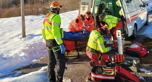 Precipita dal colle, scattano i soccorsi