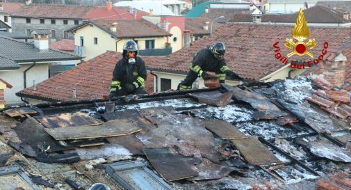 Incendio sul tetto della casa tri-familiare