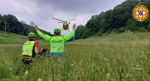 Il sasso del sentiero lo tradisce, escursionista precipita per venti metri e si salva appendendosi a due piantine