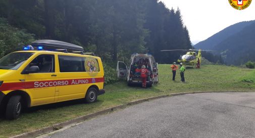 Mentre scende dal rifugio, cade all'indietro e sbatte la schiena: scattano i soccorsi