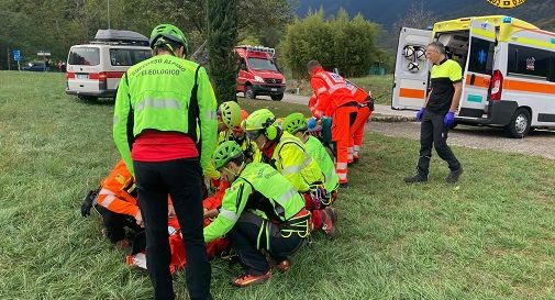 Ciclista cade lungo il sentiero: soccorso con l'elicottero