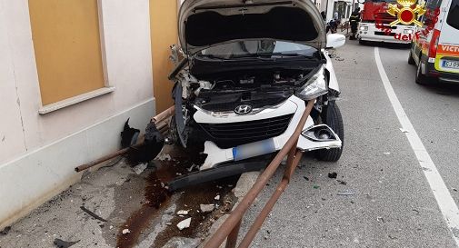 Finisce fuori strada: la vettura viene infilzata da una ringhiera