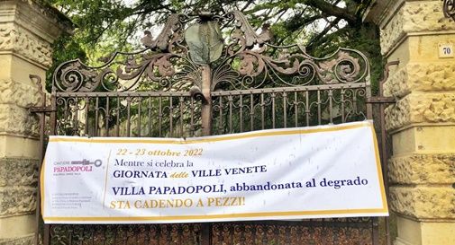 Lo striscione affisso al cancello di Villa Papadopoli