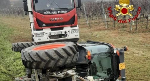 Incidente tra auto e trattore: il mezzo agricolo si rovescia 