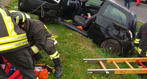 Perde il controllo dell'auto e finisce nel fosso: feriti in tre