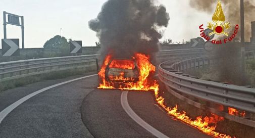 Auto va a fuoco lungo l'autostrada a Conegliano