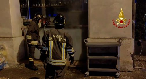 Castelfranco, rifiuti a fuoco all'esterno del bar