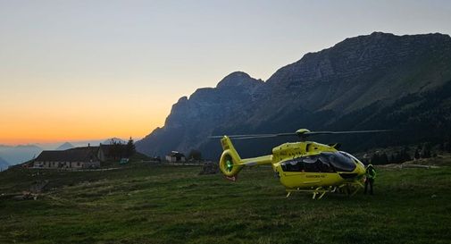 Cade fuori sentiero e scende a piedi a valle con una spalla lussata: escursionista soccorso dopo ore di ricerche Cade fuori sentiero e scende a piedi a valle con una spalla lussata: escursionista soccorso dopo ore di ricerche