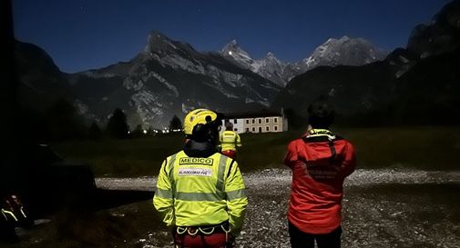 Salvataggio notturno sulla montagna, due escursioniste bloccate recuperate dall'elicottero
