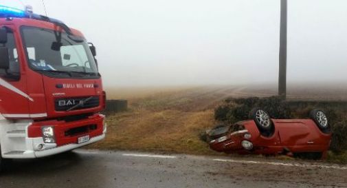 Nebbia, ragazza perde controllo: auto capovolta