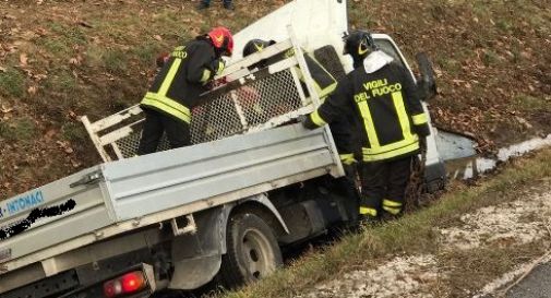 Schianto a Crespignaga, camion finisce nel fossato