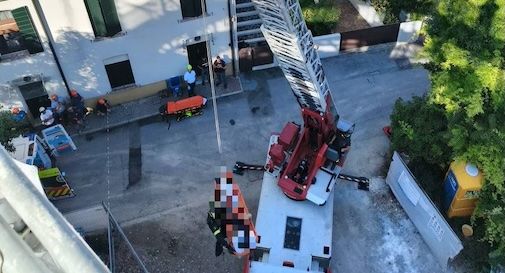 Cade da un’impalcatura al quarto piano: operaio ferito in un cantiere a Treviso