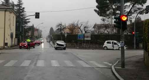 Grave incidente all'incrocio di Via Nievo, 4 feriti