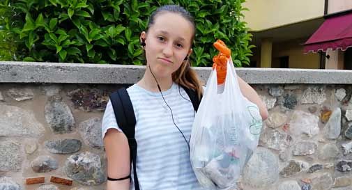 Rebecca come Greta, a 14 anni pulisce strade e quartieri di Valdobbiadene. Da sola