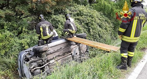 Insetto entra nell’auto, la conducente perde il controllo e si schianta contro un’altra vettura