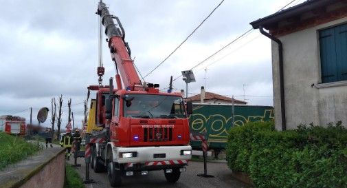 Motta, camion rimane incastrato in curva: liberato con l’autogru