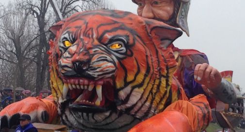 Sfilata di carnevale, carri e maschere colorano Treviso 