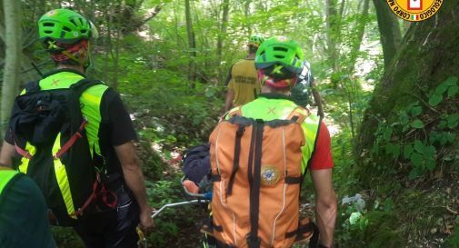 Scivola sul sentiero nel bosco: soccorsa escursionista di Loria