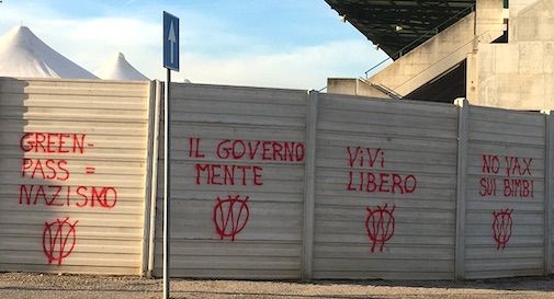 scritte no vax stadio Monigo