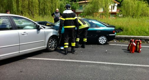 Frontale tra auto: in ospedale 23enne e coppia di anziani