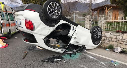 Incidente a Valdobbiadene, auto si capovolge