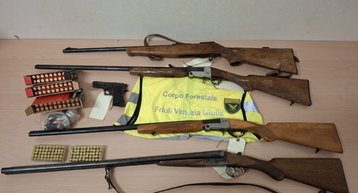 Animali protetti chiusi in gabbia e trappole illegali nei terreni: 89enne denunciato dalla forestale