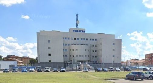 disoccupato consegna tutto alla polizia