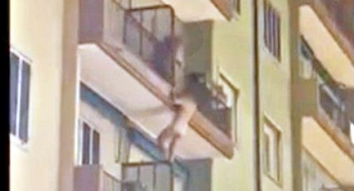 Arriva il marito e lui, per non farsi scoprire, scappa nudo dal balcone