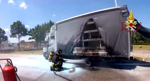 Furgone in fiamme al casello dell'autostrada