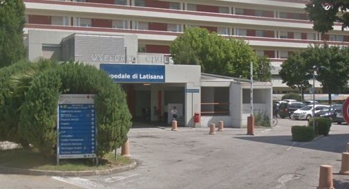 Terrore al pronto soccorso: uomo minaccia il personale con un coltello