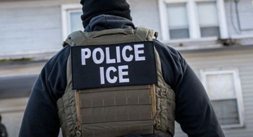Agente dell'Ice spara a un ventottenne durante un arresto