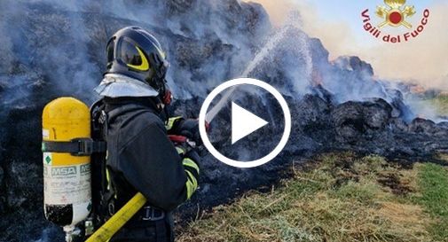 Rotoballe a fuoco a Morgano: ''Chiudete le finestre e non sostate in spazi aperti vicino all’incendio'' - VIDEO