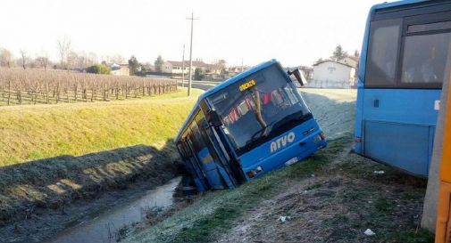 Autobus finisce nel fosso