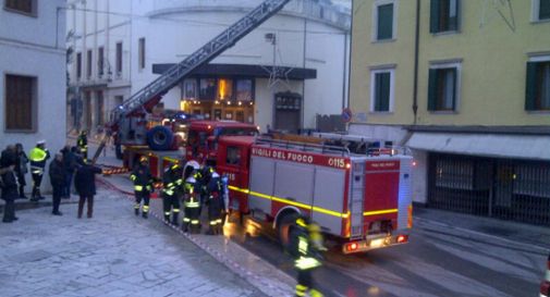 Dopo l'incendio le famiglie rientrano a casa