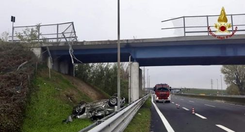 Sfonda la recinzione e vola giù dal cavalcavia in A13