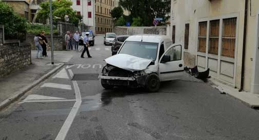 Schianto in via del Fante a Vittorio Veneto, in due all'ospedale